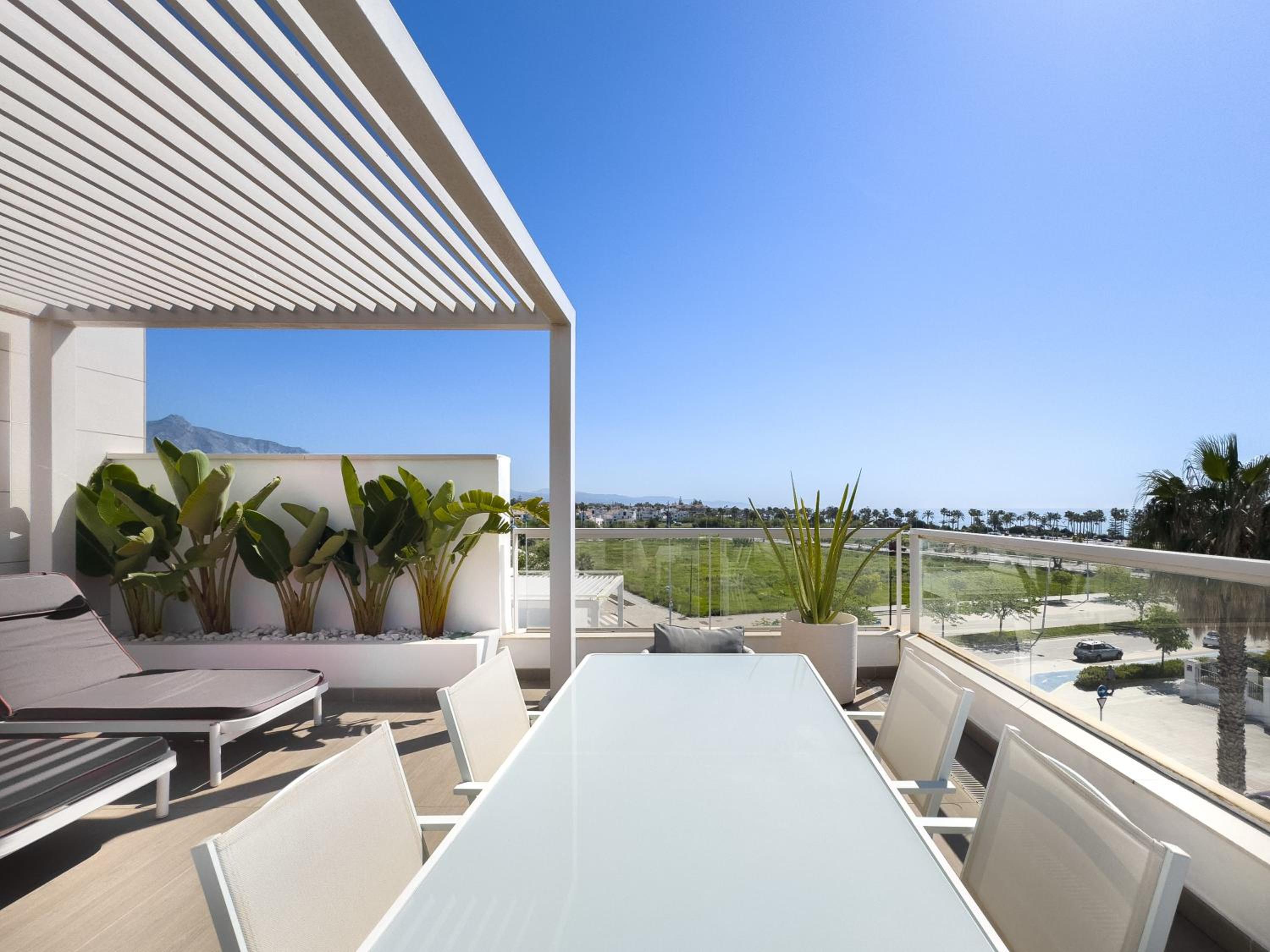 BEACHFRONT LUXURY ROOFTOP PENTHOUSE WIFi POOLS GRILL I O NAC PADDLE