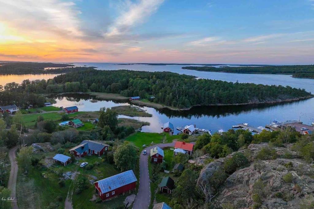 Bastukleven, stuga i Hamnsundets skärgårds idyll