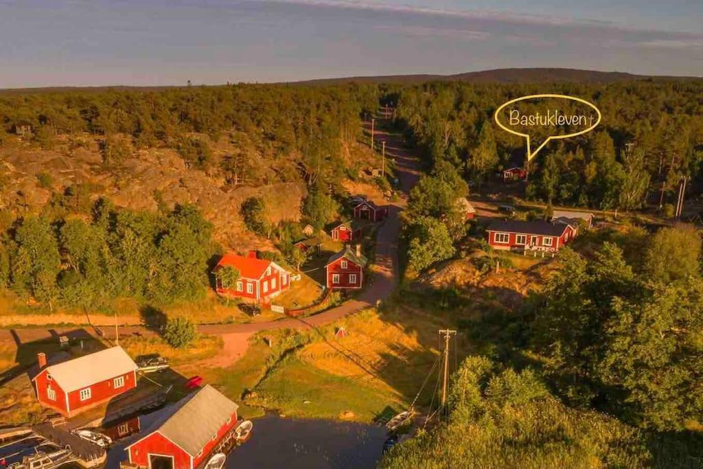 Bastukleven, stuga i Hamnsundets skärgårds idyll