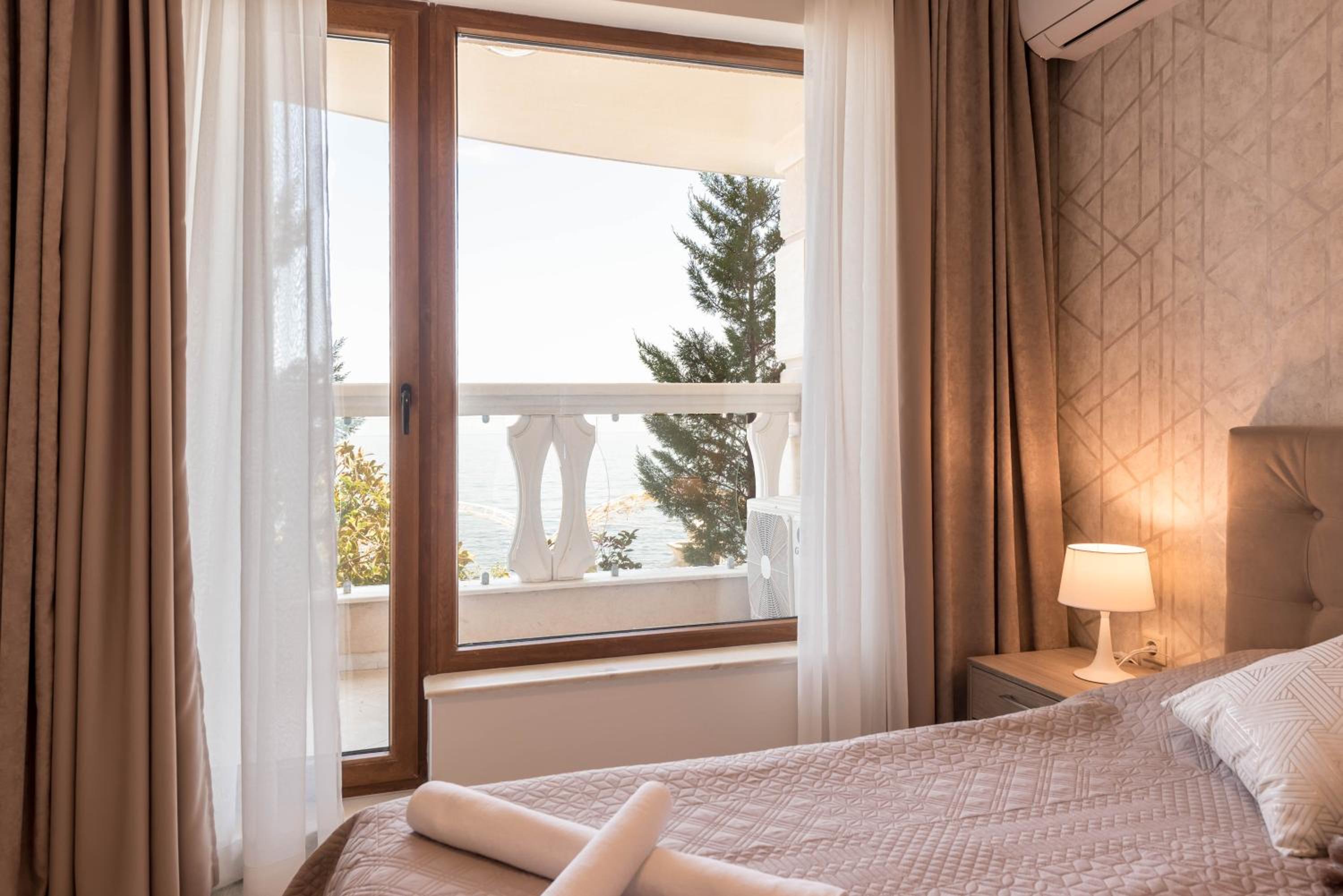 Luxurious and panoramic apartments at the beach in La Mer complex