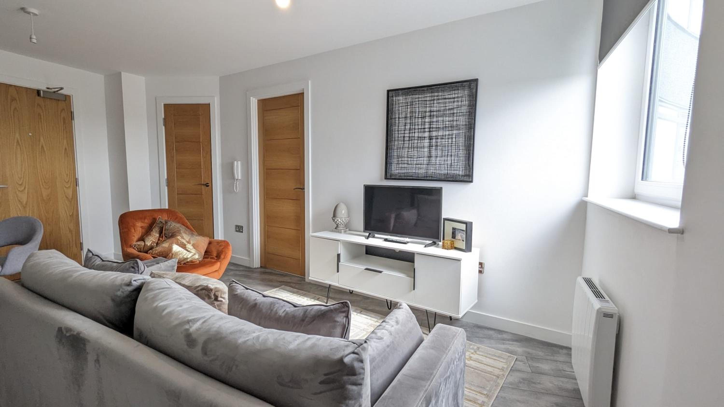Modern 1 Bed Apt - 15 Mins to Solihull Centre view 2