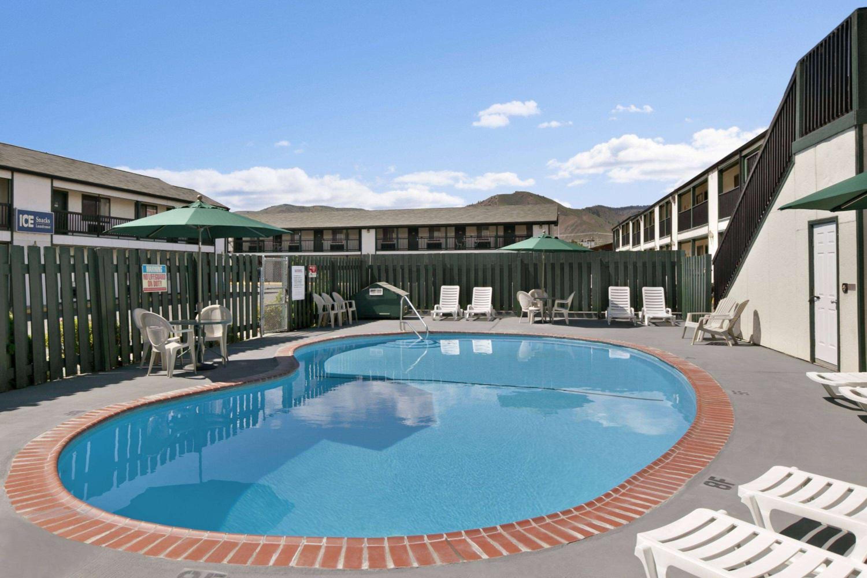 Travelodge by Wyndham Wenatchee view 3