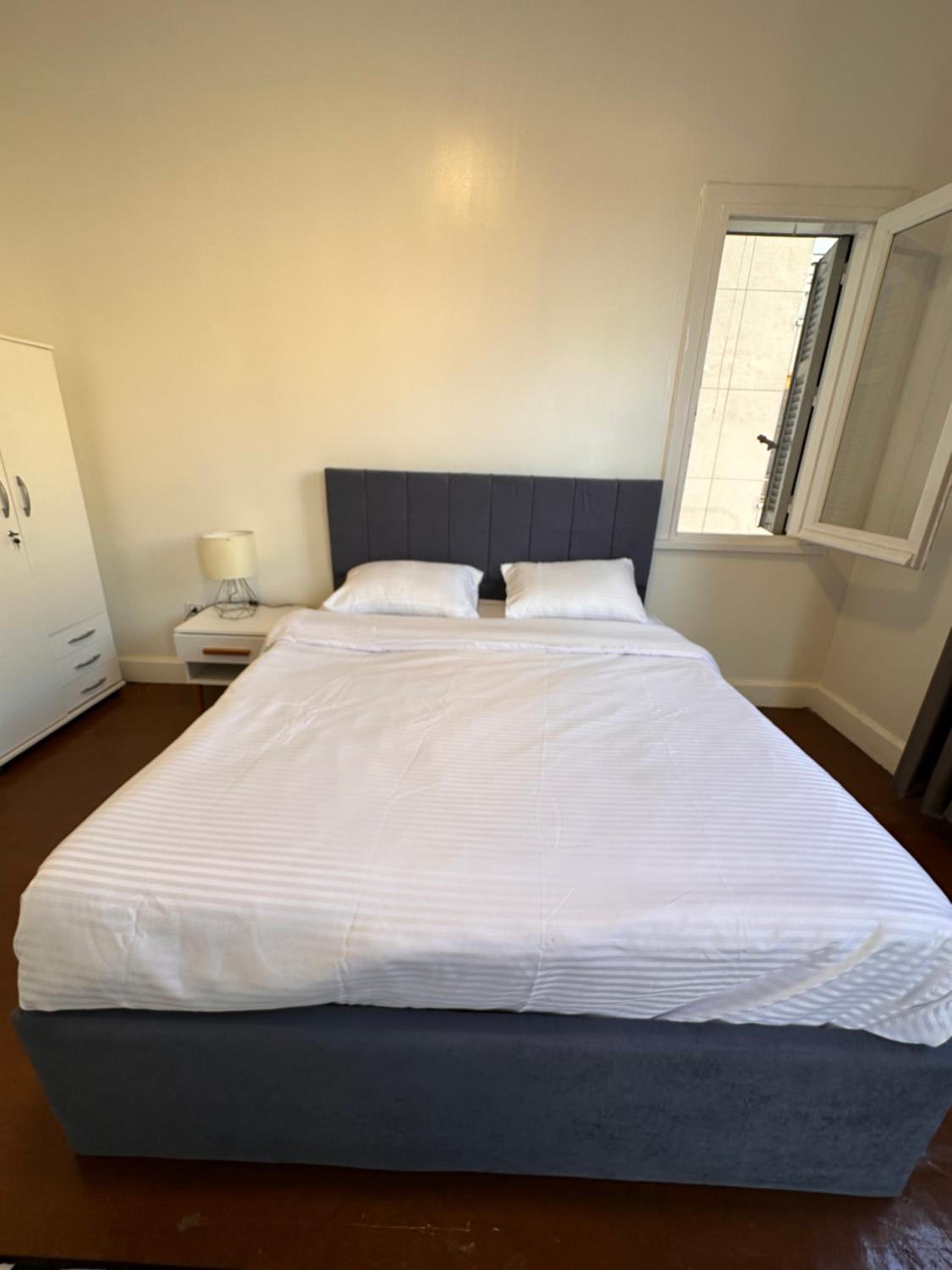Economy room in Downtown