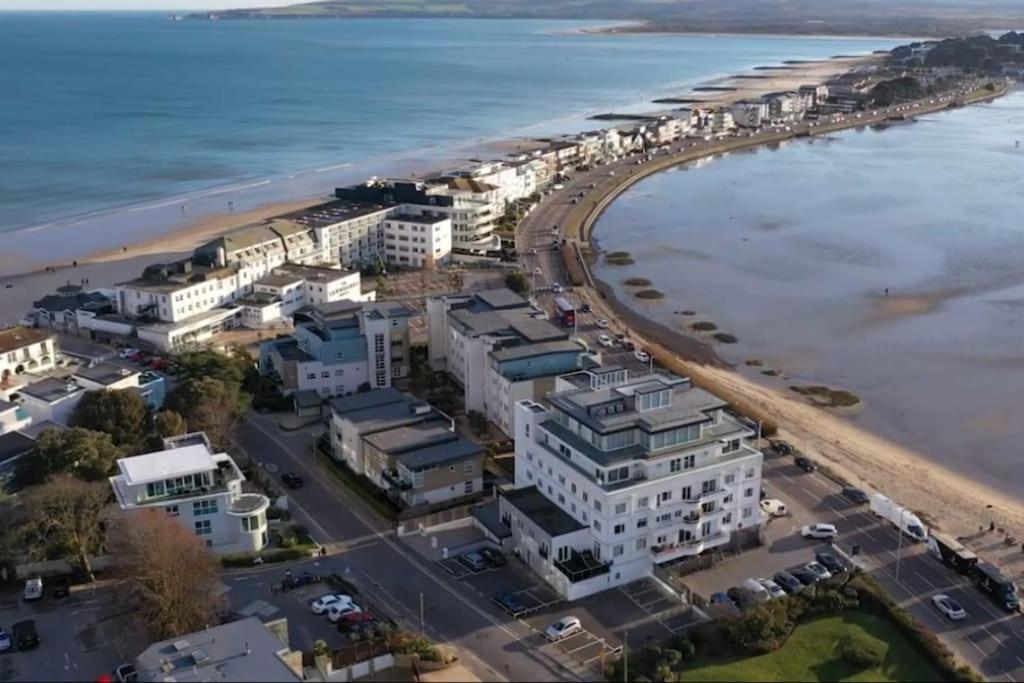 SHOREBANKS - Harbour View Apartment in Sandbanks. view 2