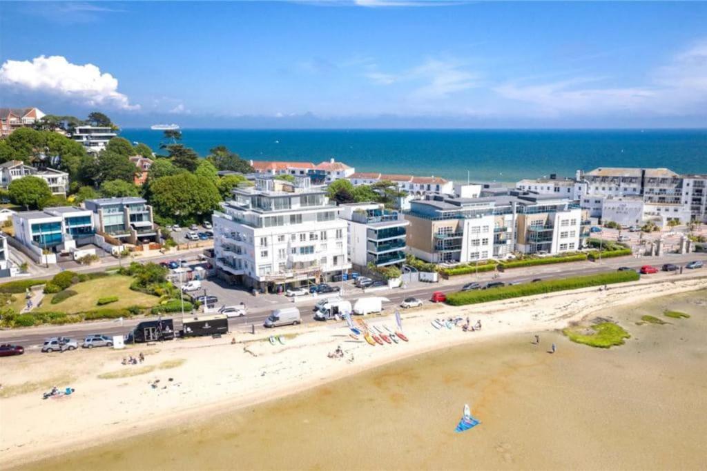SHOREBANKS - Harbour View Apartment in Sandbanks. view 3