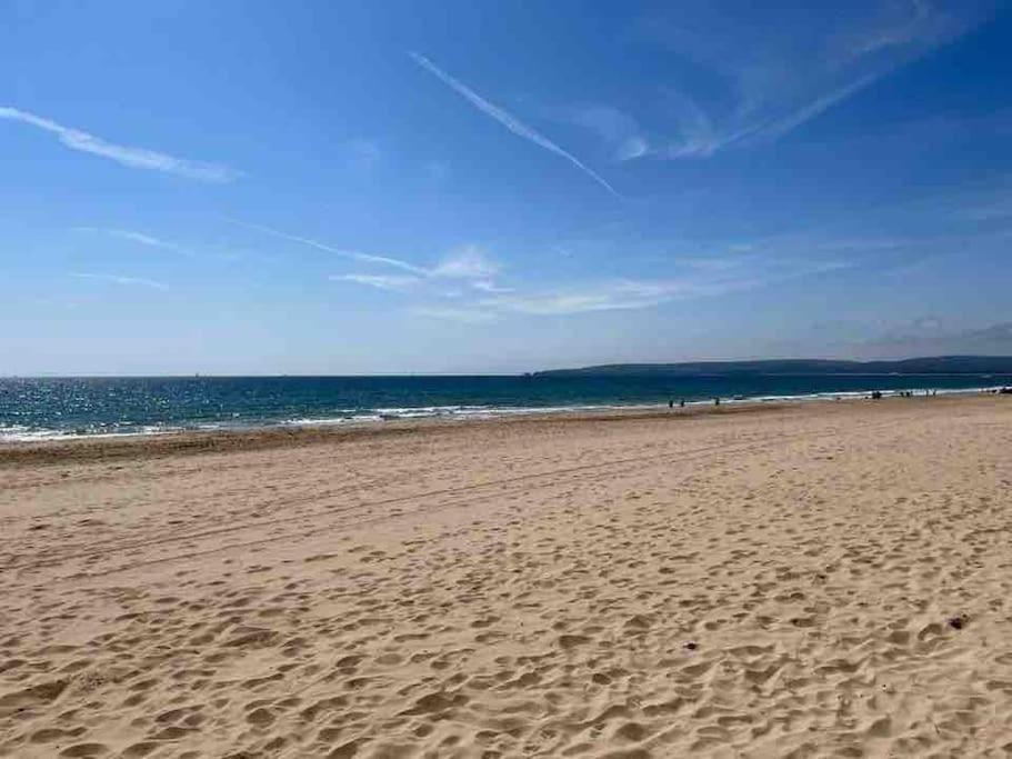 SHOREBANKS - Harbour View Apartment in Sandbanks. view 4