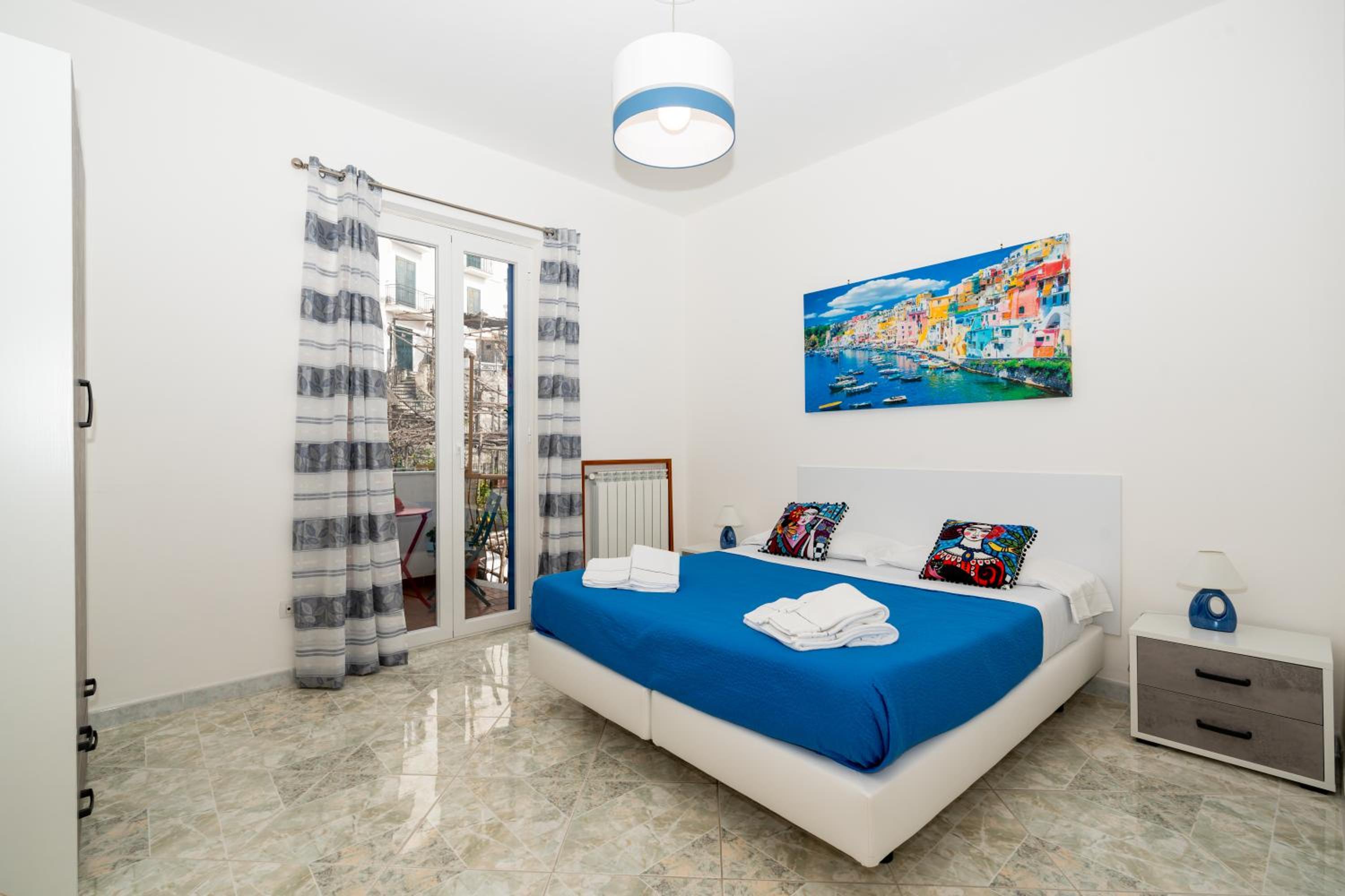 Modern Sea House in the Heart of Amalfi Coast - Apartment with Balcony, 100 mt from the Sea - into Maiori City Center photo 3
