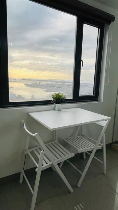 2Br w/ Balcony Manila Bay View view 4