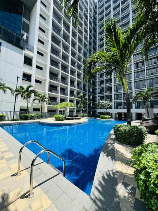 2Br w/ Balcony Manila Bay View view 5