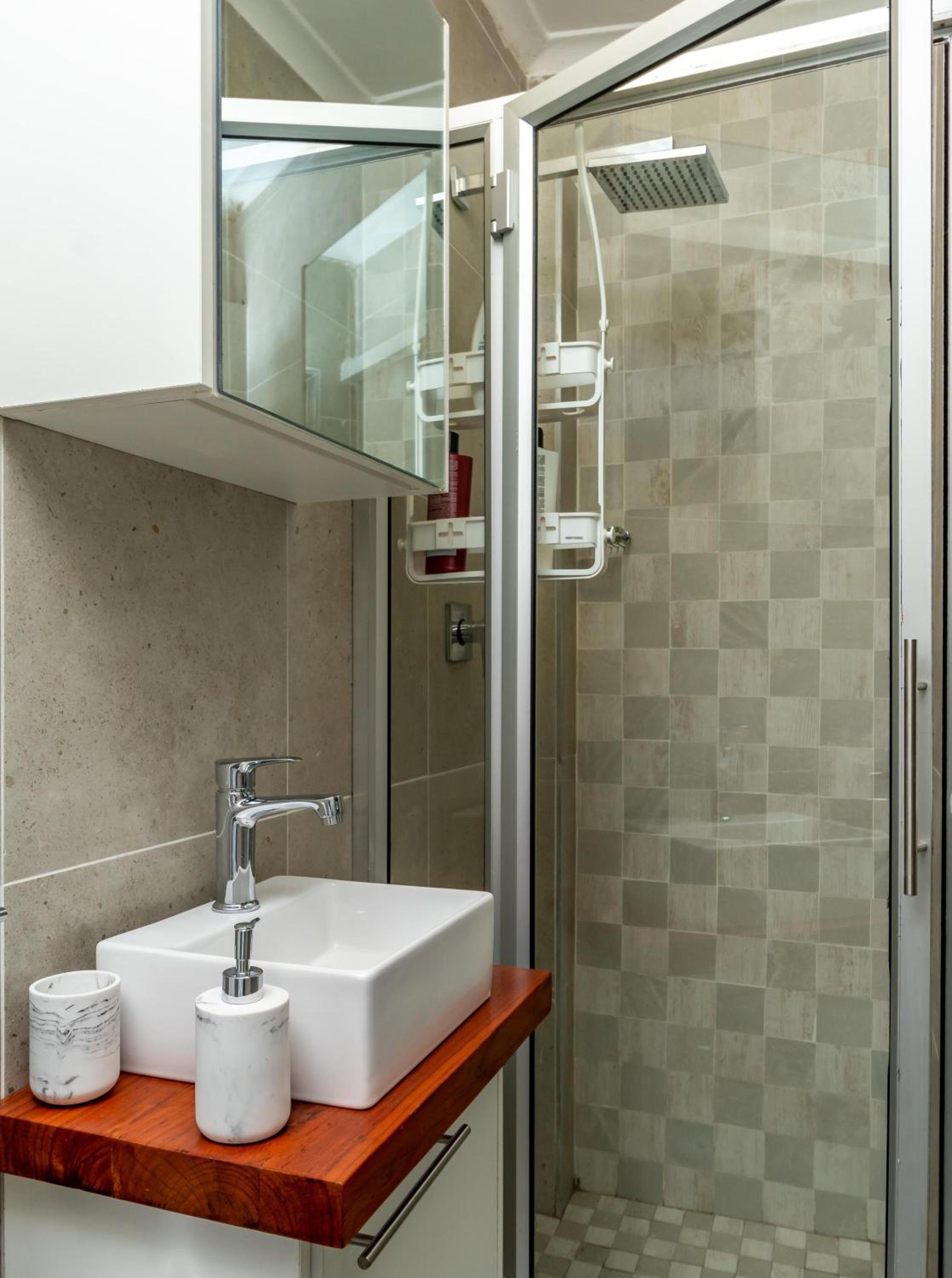 Kamuzi exquisite tiny home near airport - 2217
