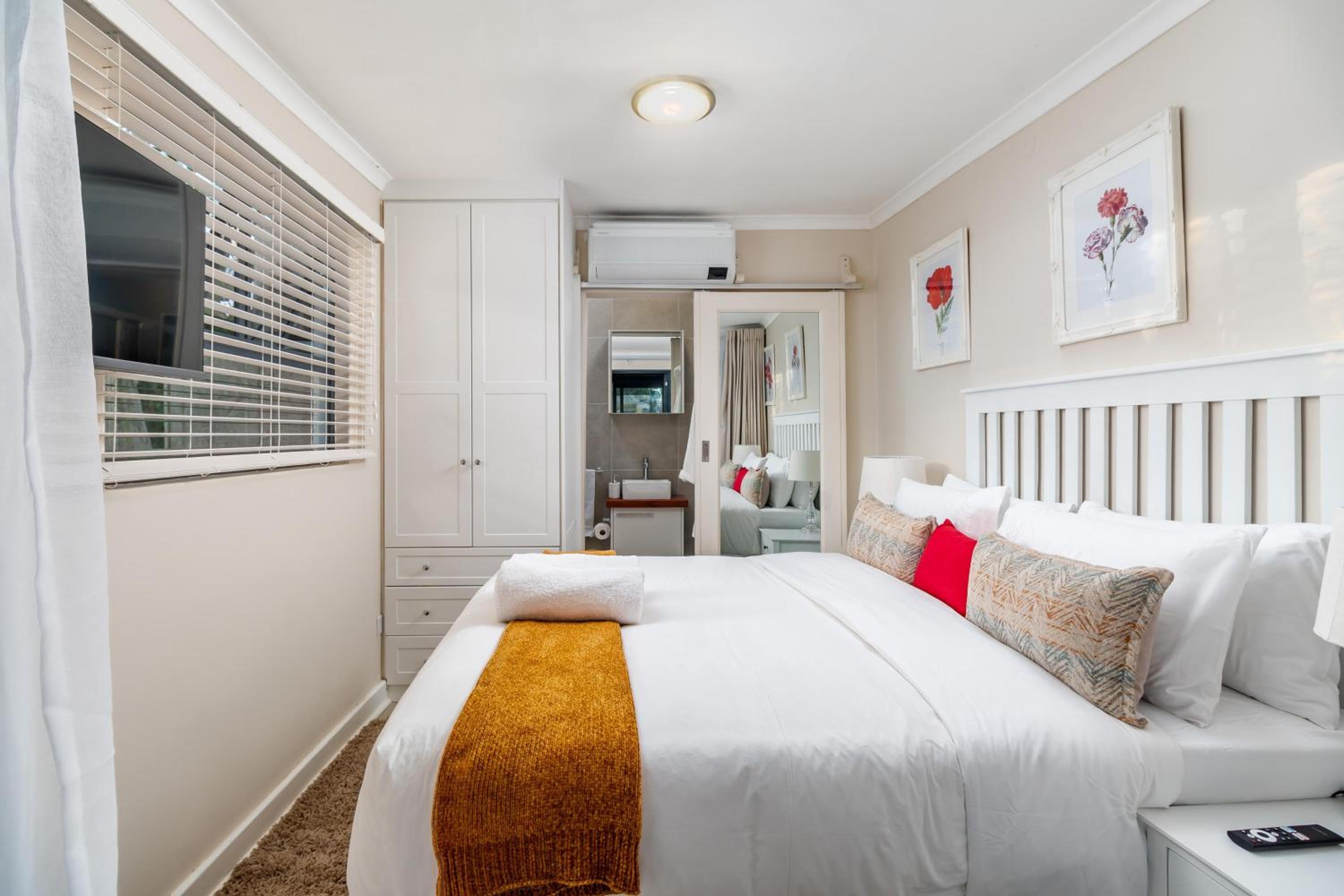 Kamuzi exquisite tiny home near airport - 2217