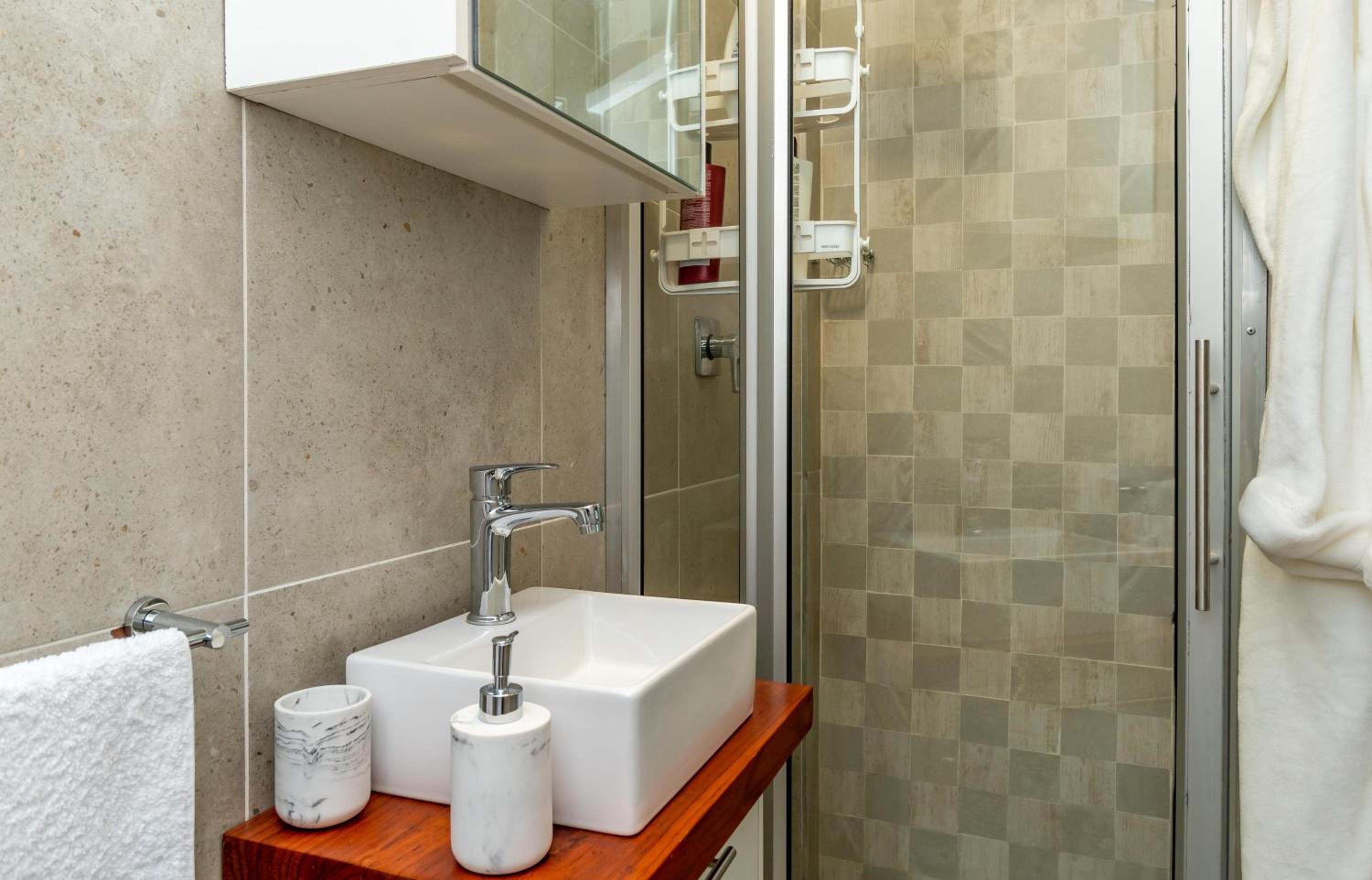 Kamuzi exquisite tiny home near airport - 2217