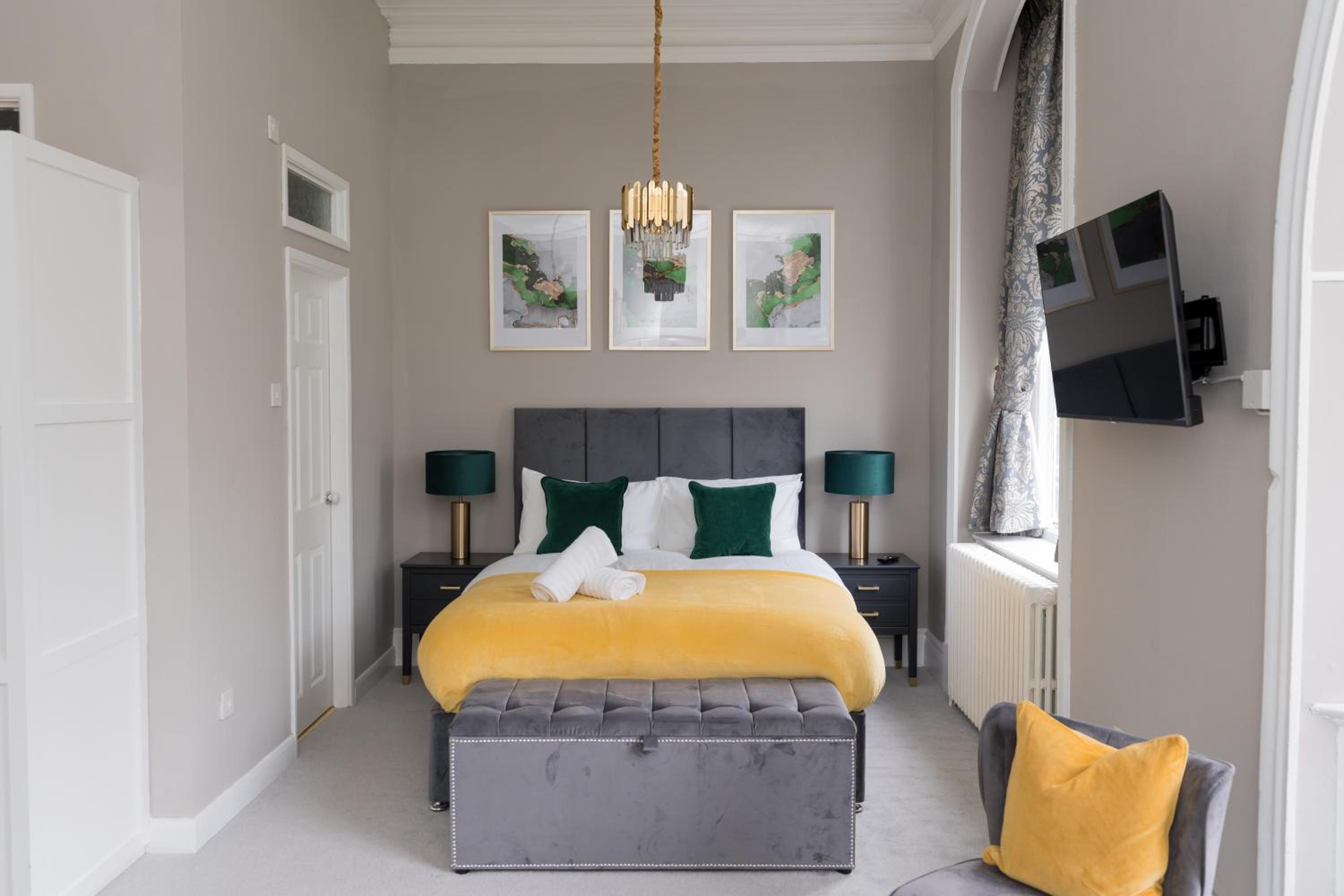 Fabulous Garden Room with en-suite view 2