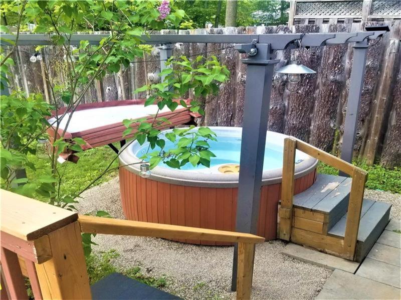 Kosecki Kottage - hot tub, sundeck, firepit & more