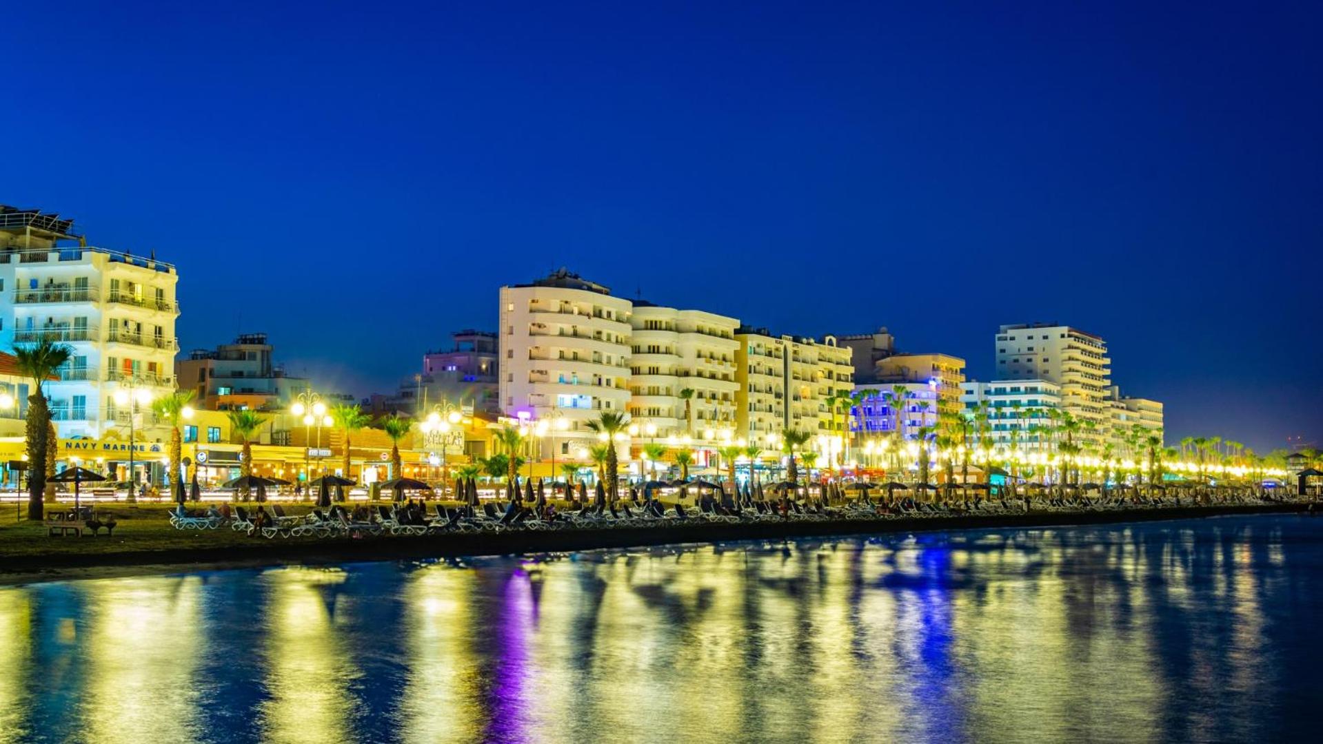 Palmbeach Larnaka Finikoudes - 1min to beach
