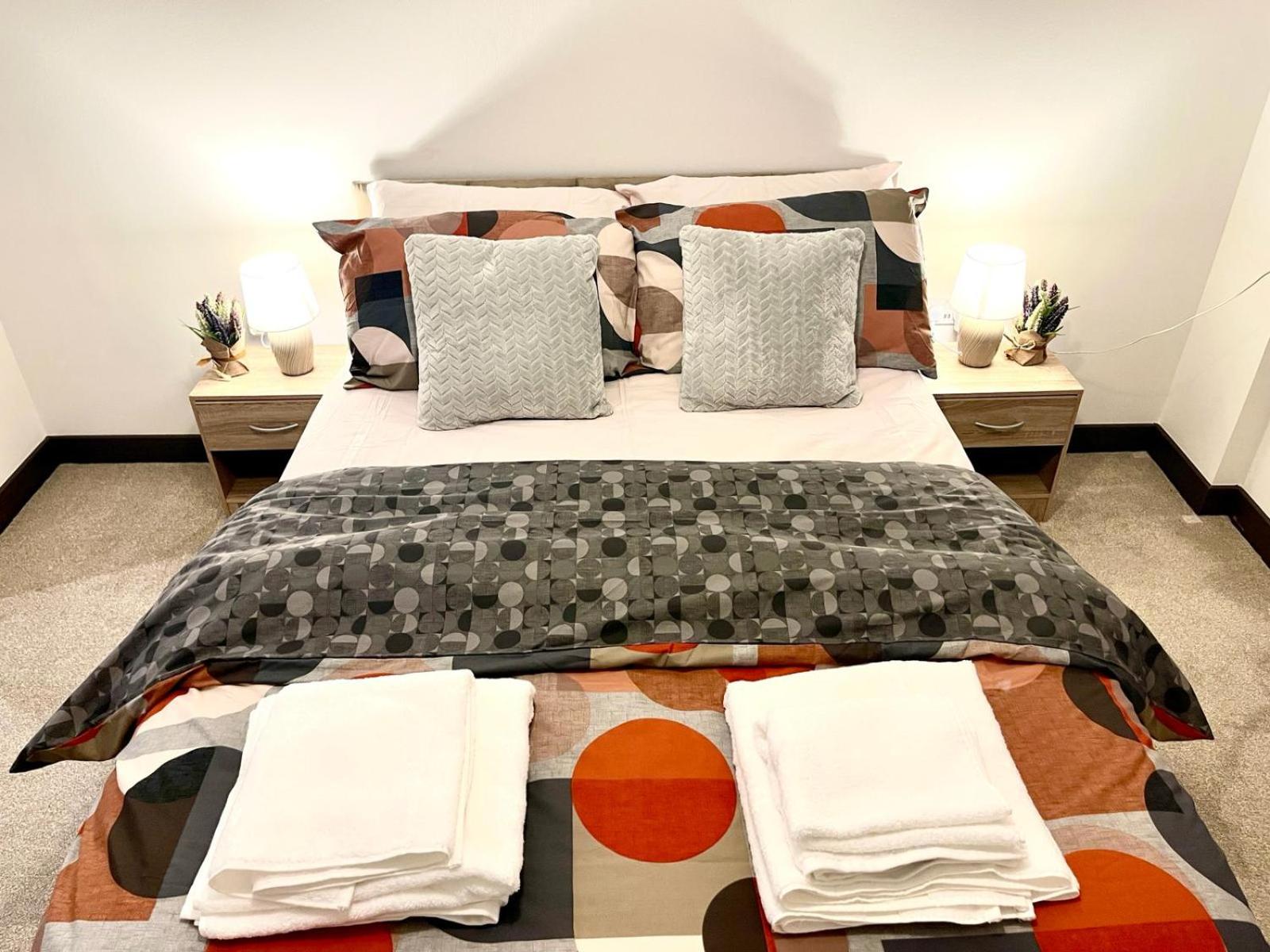 2-Bed Flat Sleeps 4 - Parking & Wheelchair Access view 3