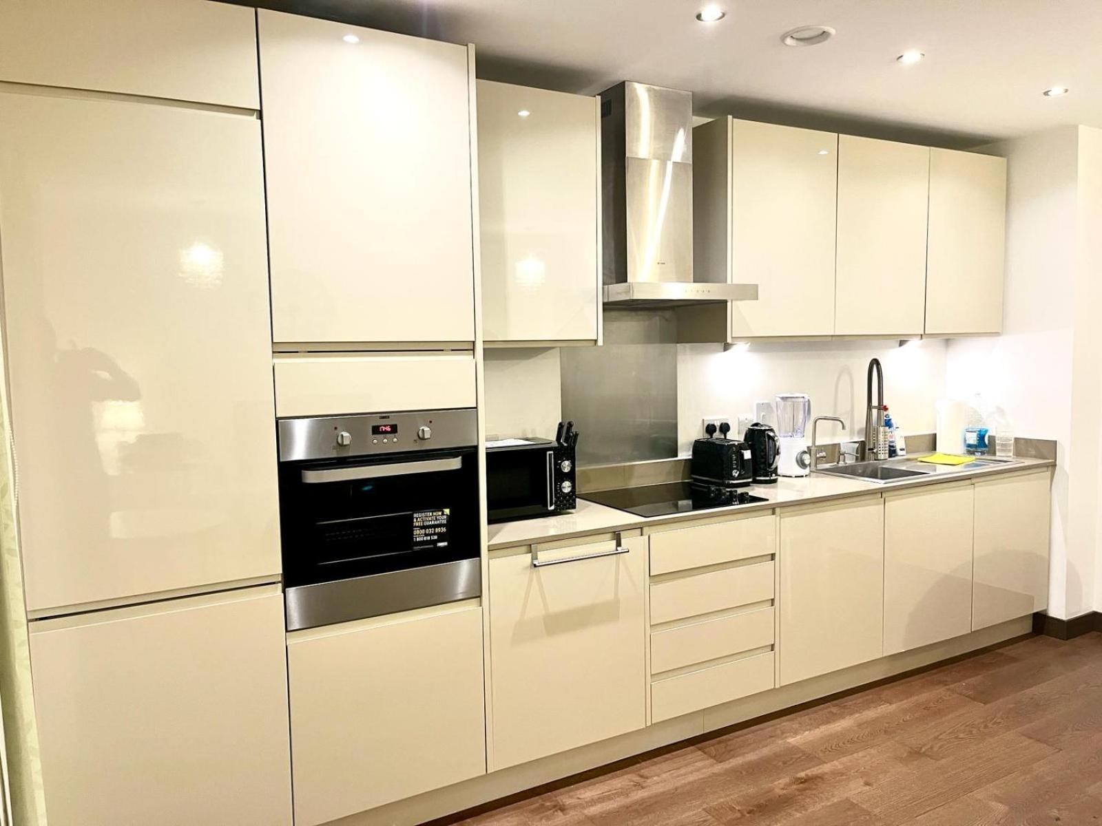 2-Bed Flat Sleeps 4 - Parking & Wheelchair Access view 4