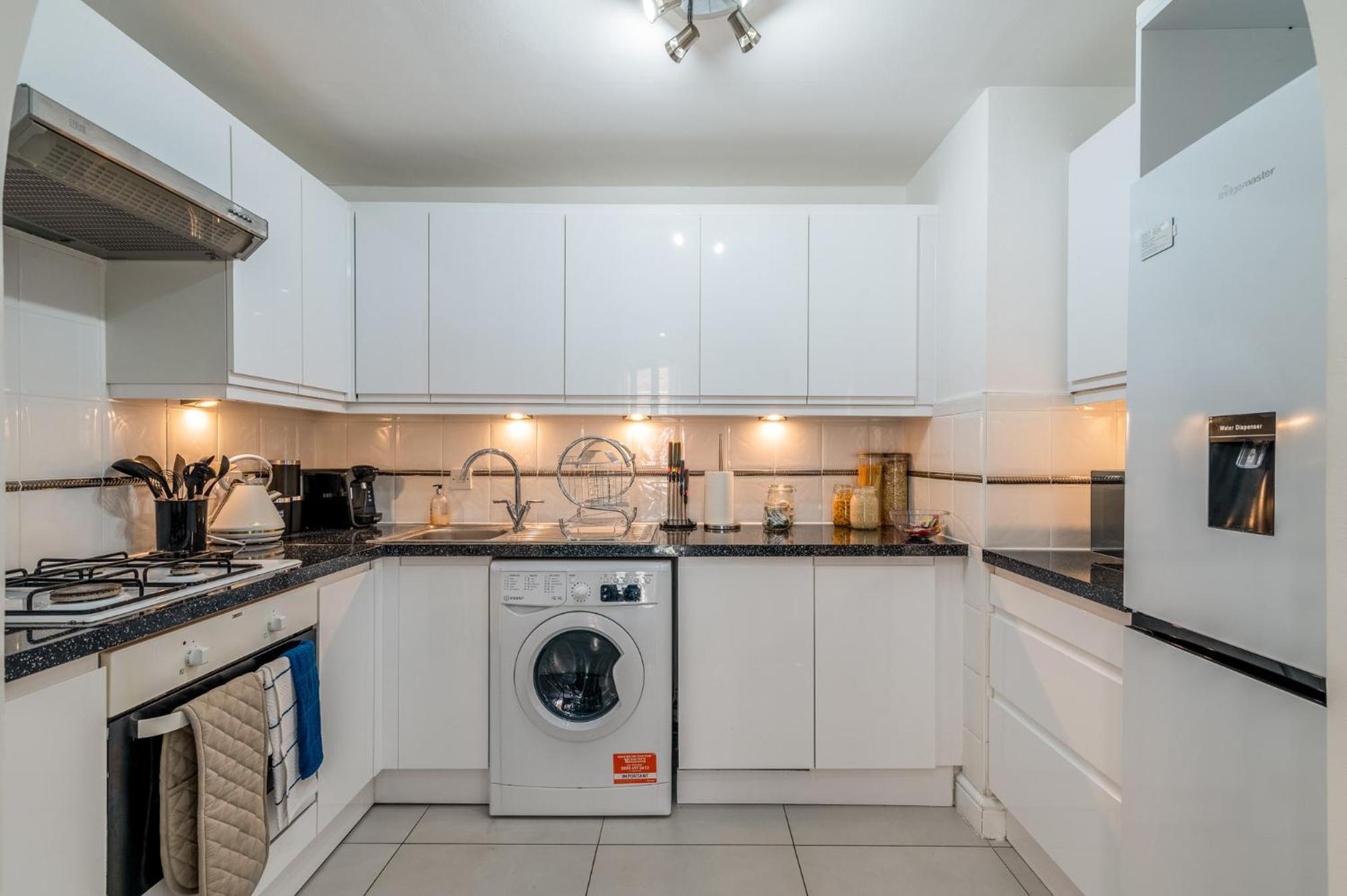 Charming 3-Bedroom London Townhouse Balcony
