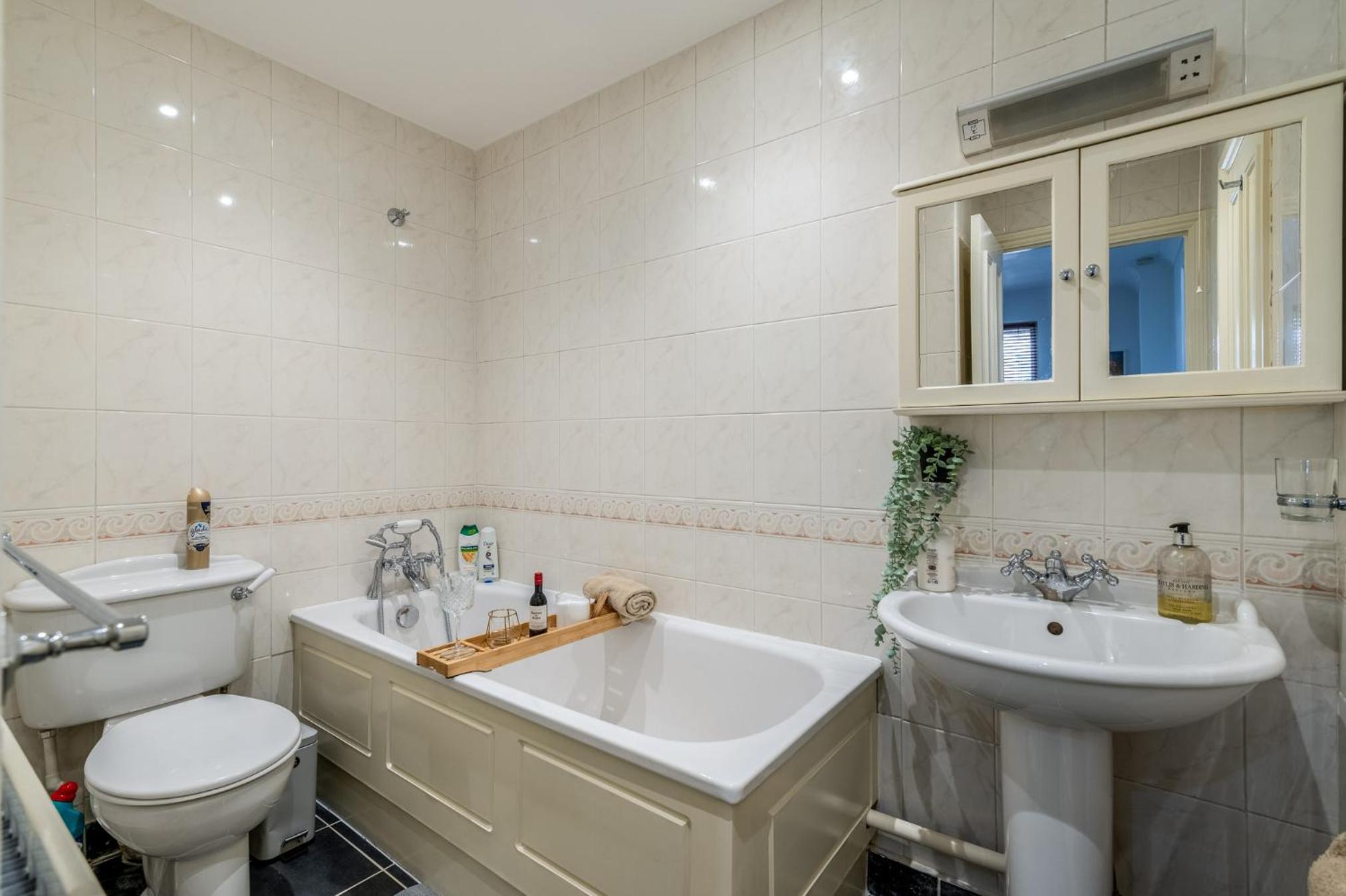 Charming 3-Bedroom London Townhouse Balcony
