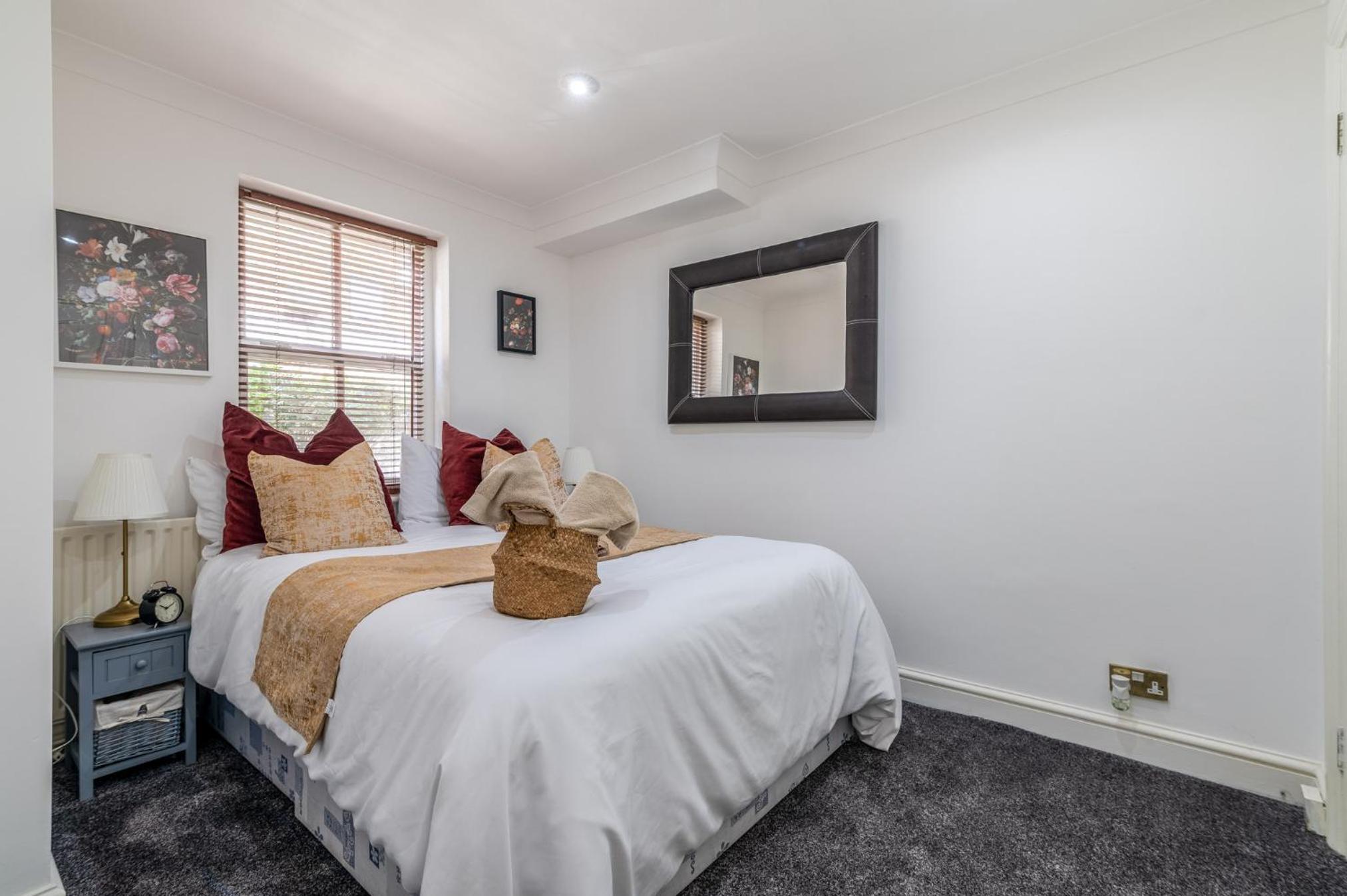 Charming 3-Bedroom London Townhouse Balcony