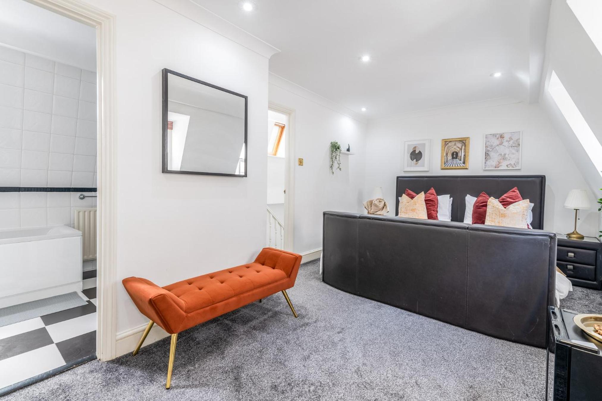 Charming 3-Bedroom London Townhouse Balcony