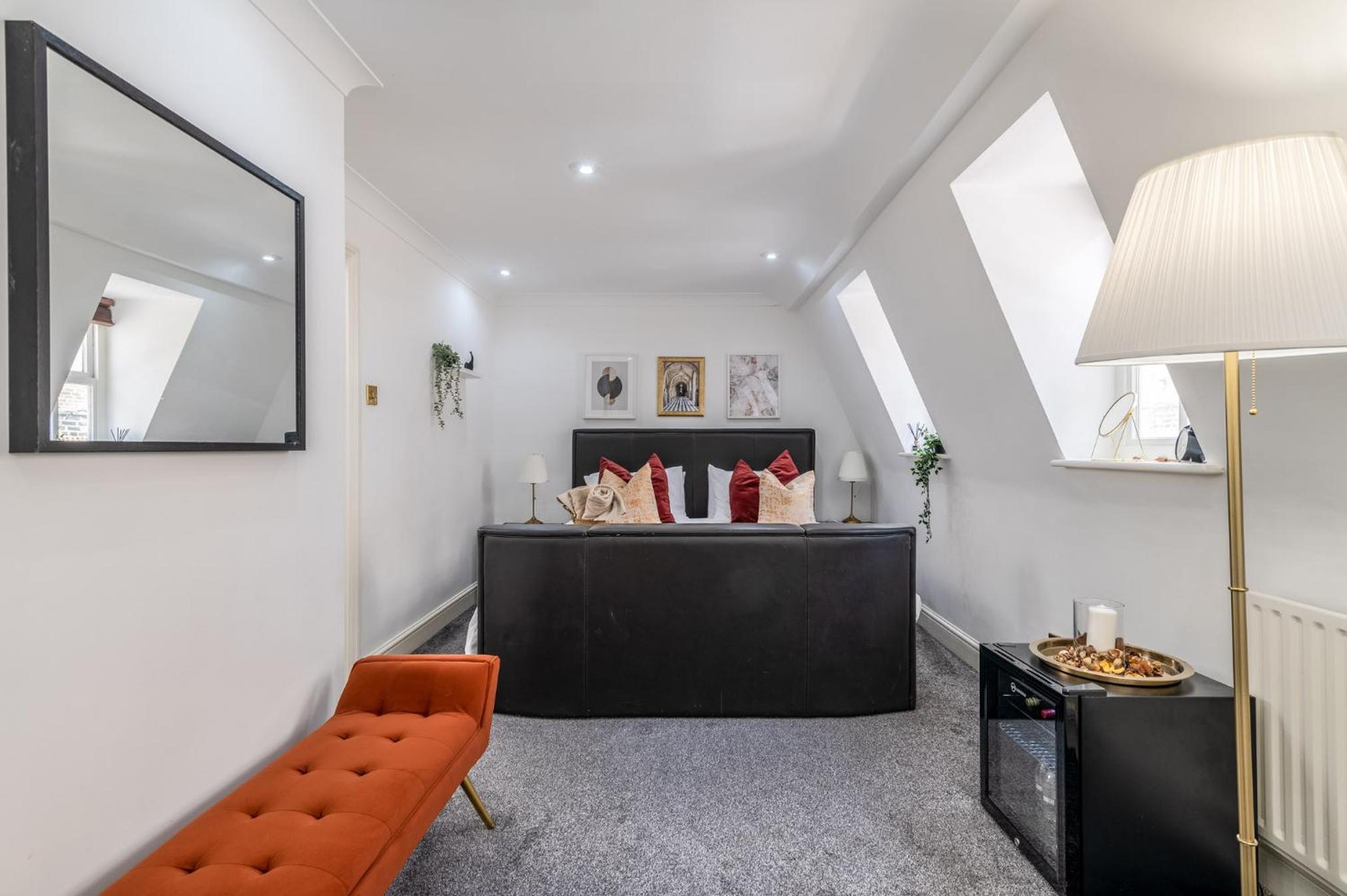 Charming 3-Bedroom London Townhouse Balcony