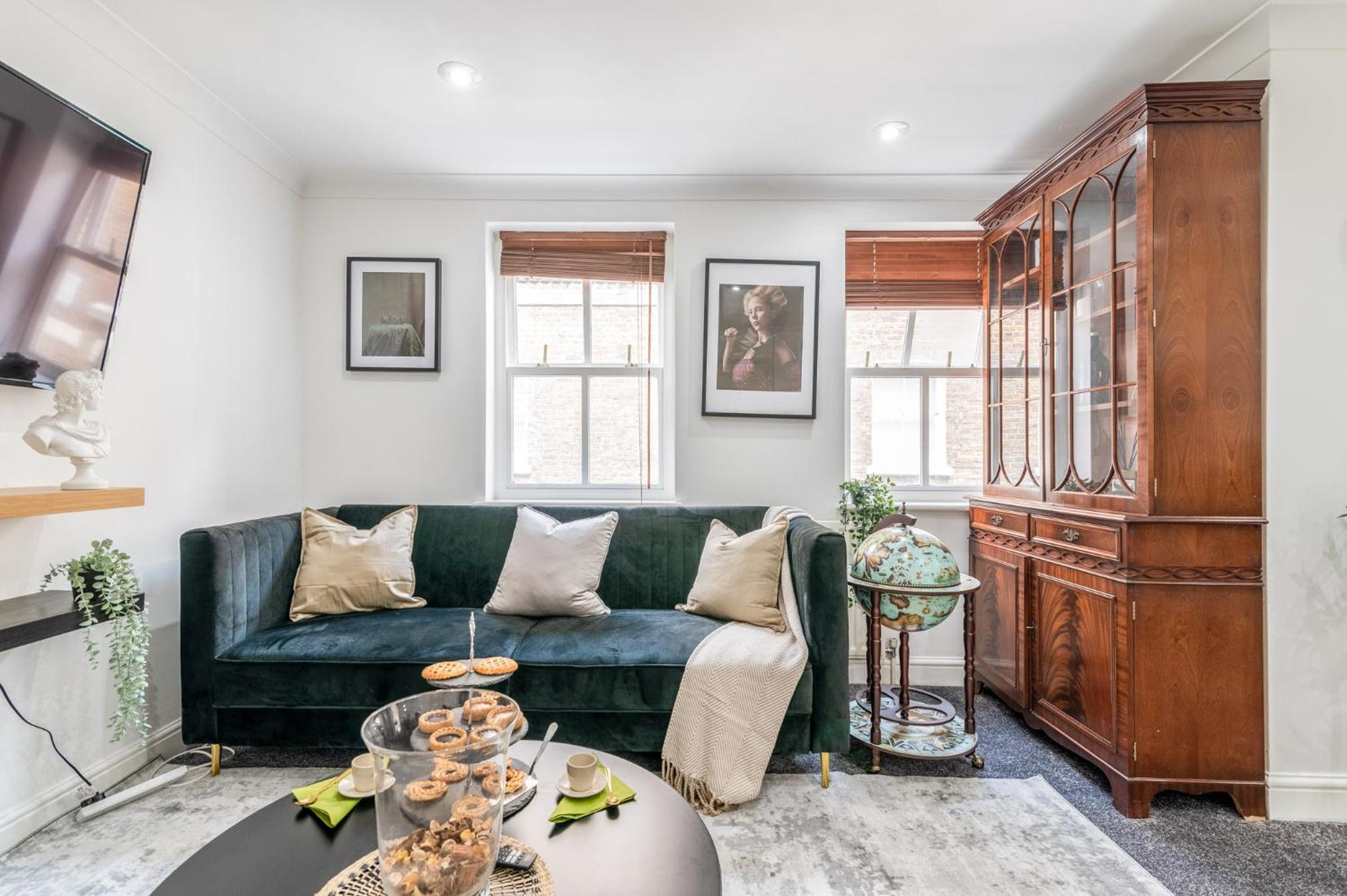 Charming 3-Bedroom London Townhouse Balcony