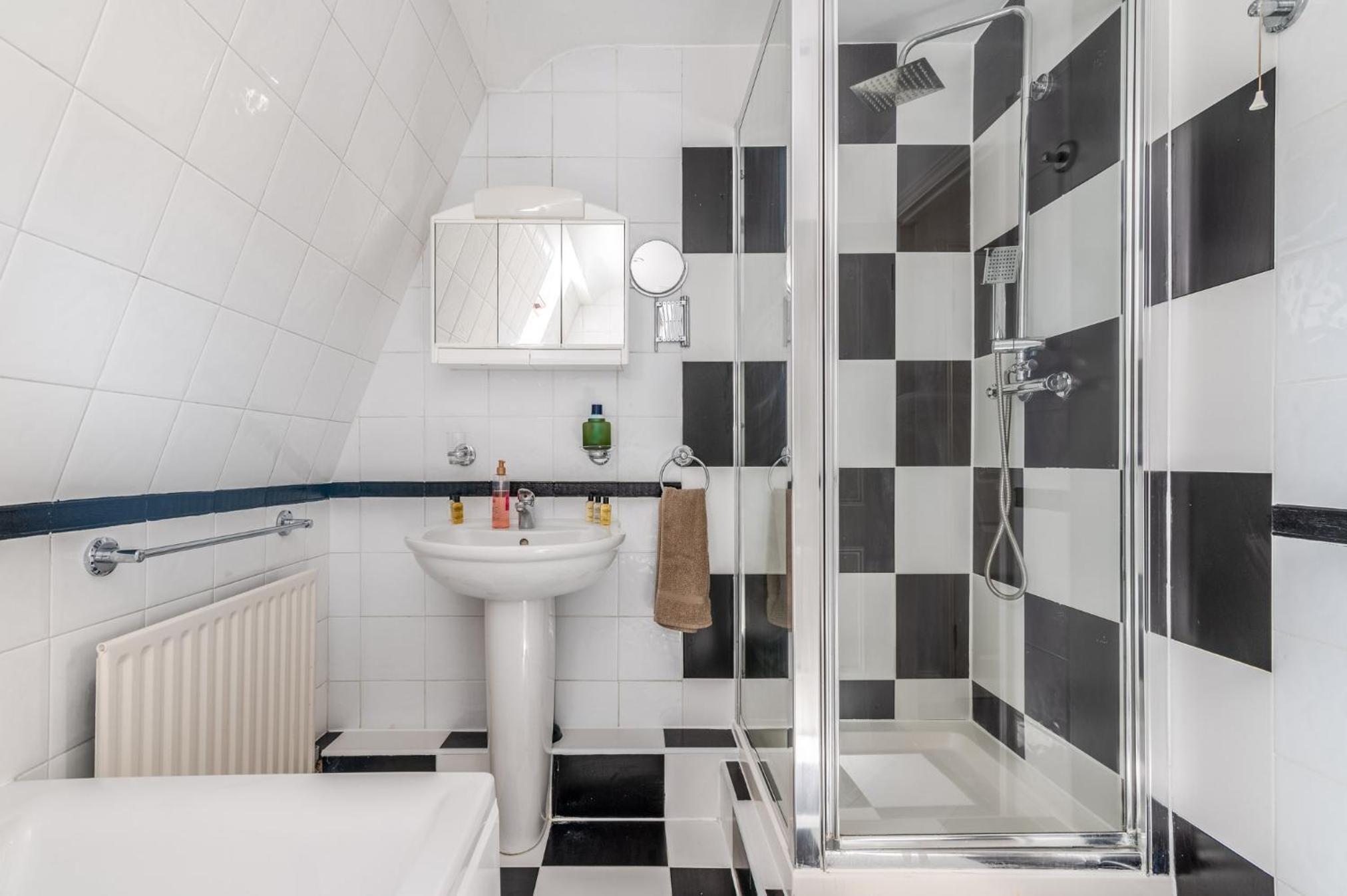 Charming 3-Bedroom London Townhouse Balcony