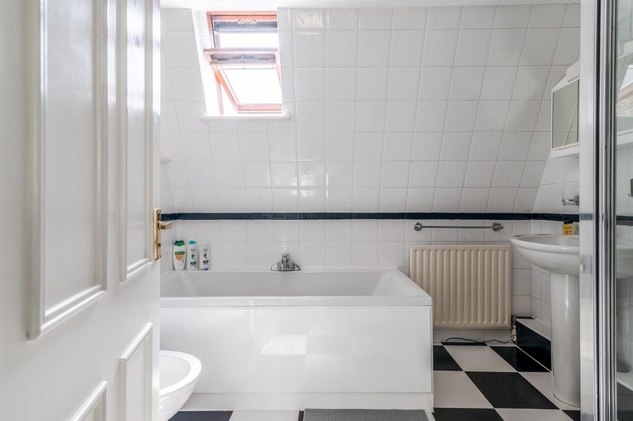 Charming 3-Bedroom London Townhouse Balcony