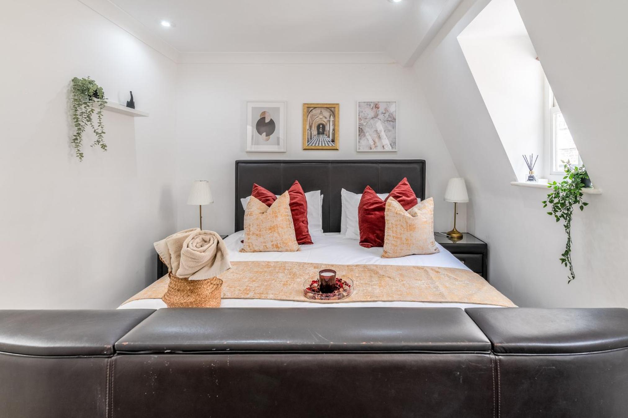 Charming 3-Bedroom London Townhouse Balcony