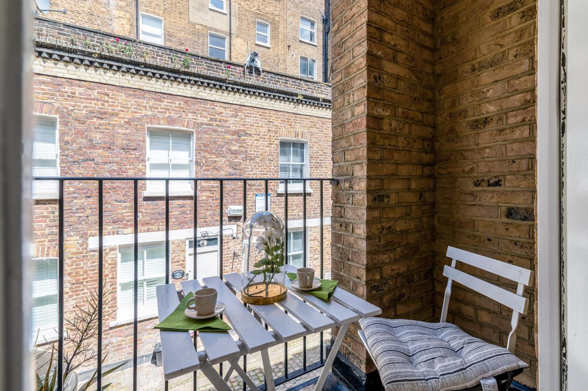 Charming 3-Bedroom London Townhouse Balcony