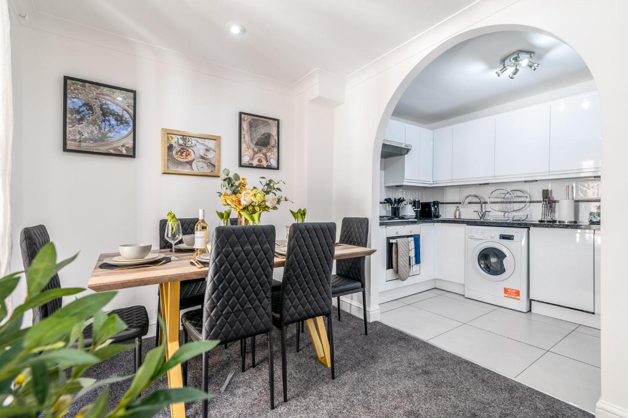 Charming 3-Bedroom London Townhouse Balcony