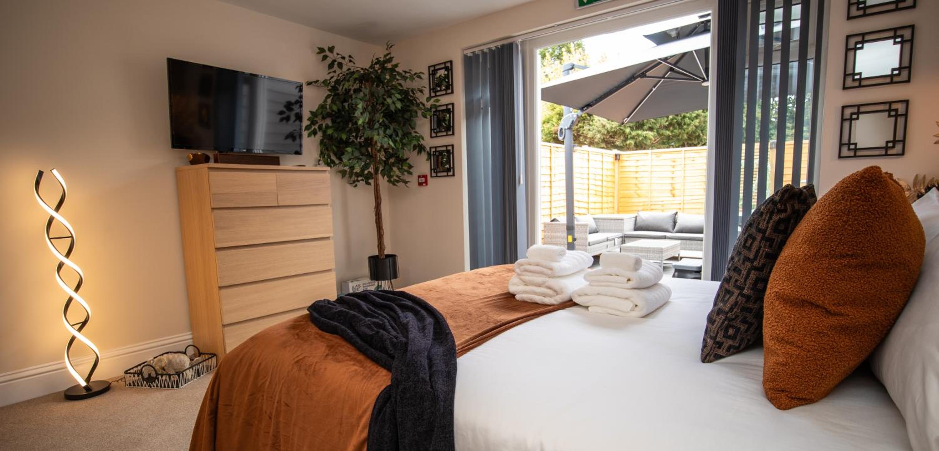 Half Moon Luxury One bedroom - Spacious APT Romantic Getaway with a hot tub, 5 min away from Eastbourne centre , free parking view 5
