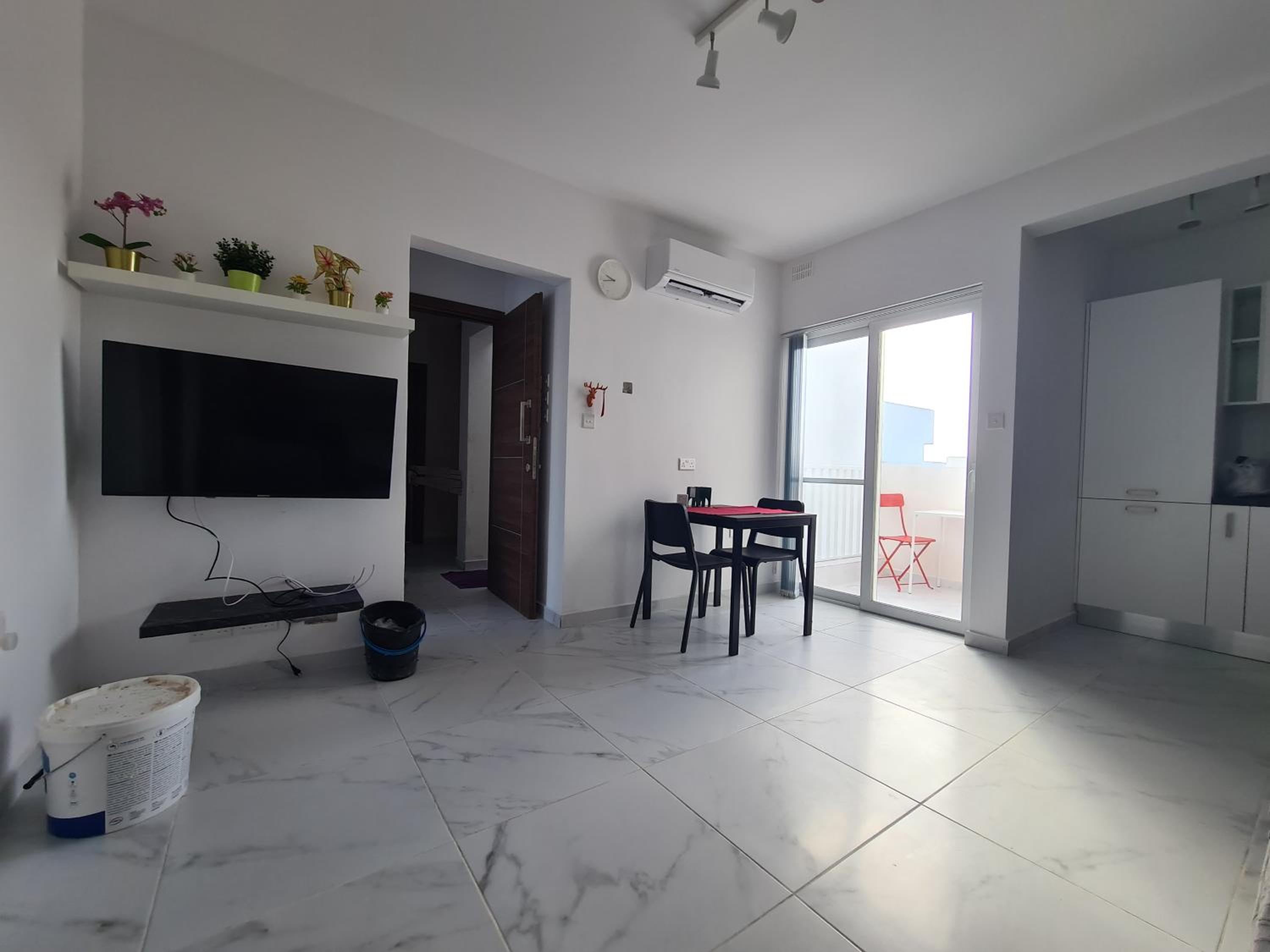 Top Floor with terrace and 5 mins walk to centre view 5