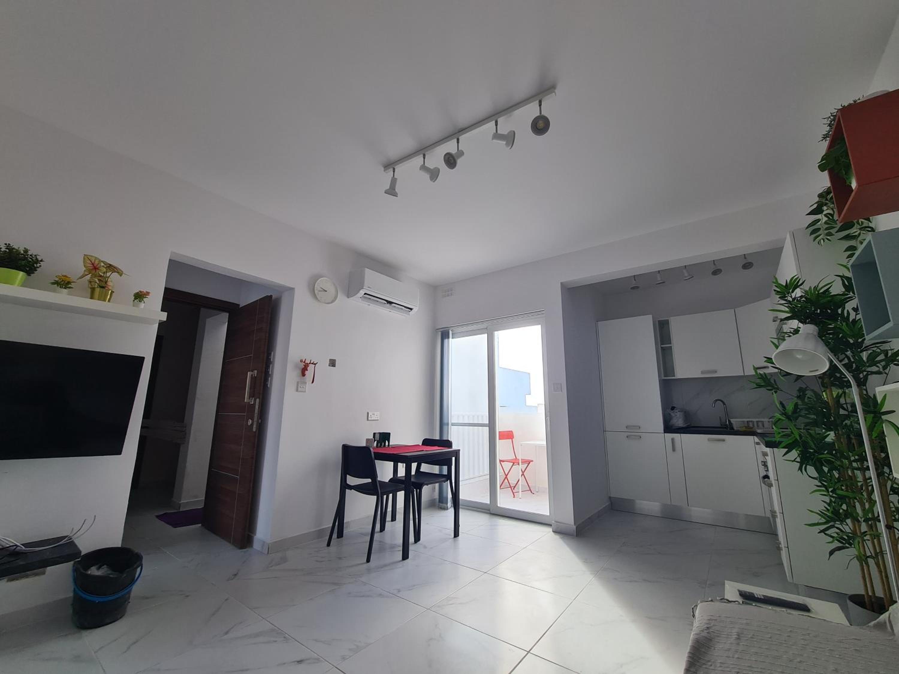 Top Floor with terrace and 5 mins walk to centre view 4