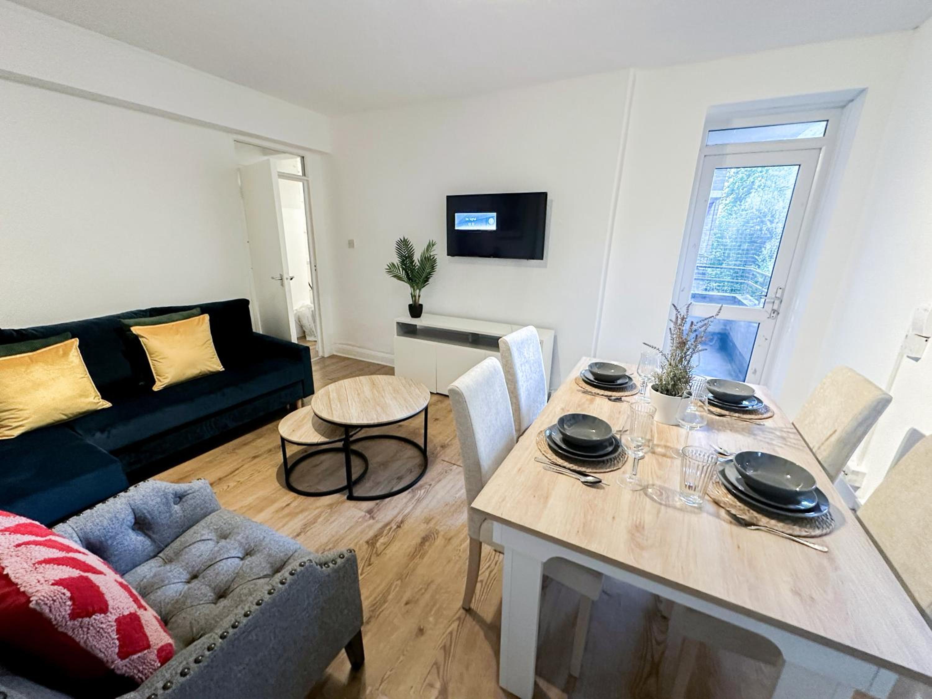 Vibrant 3 bedrooms flat with private balcony near Finsbury Park, Wood Green view 5