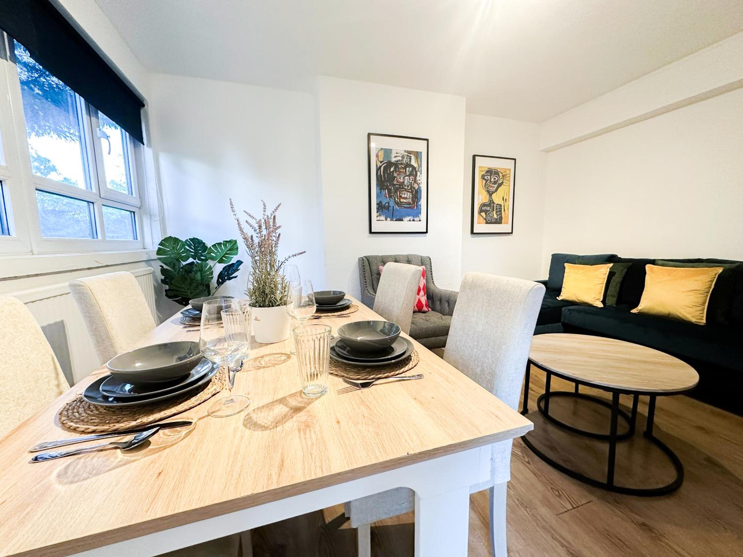 Vibrant 3 bedrooms flat with private balcony near Finsbury Park, Wood Green view 4