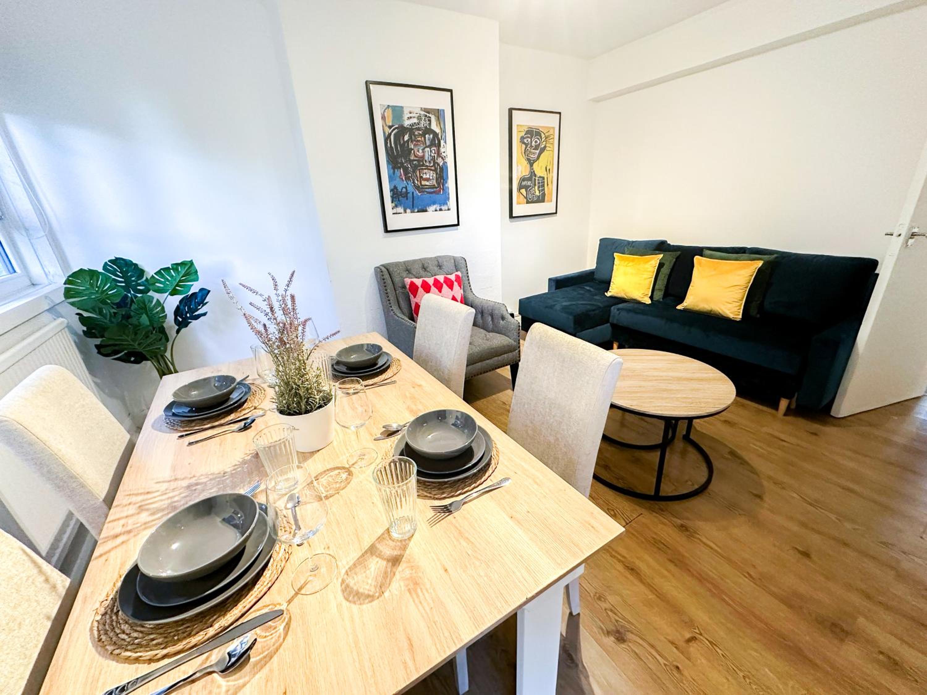 Vibrant 3 bedrooms flat with private balcony near Finsbury Park, Wood Green view 3
