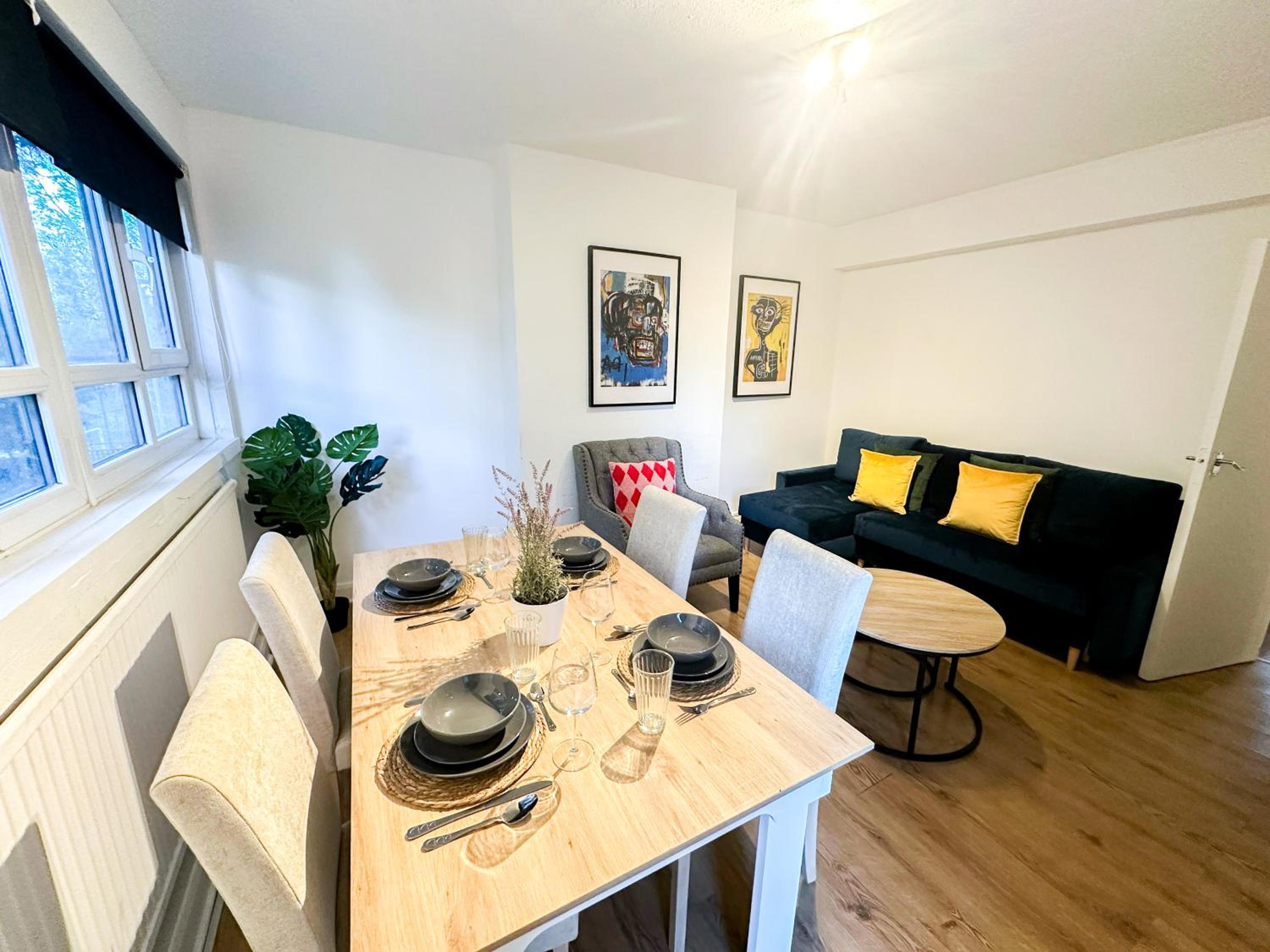 Vibrant 3 bedrooms flat with private balcony near Finsbury Park, Wood Green view 2