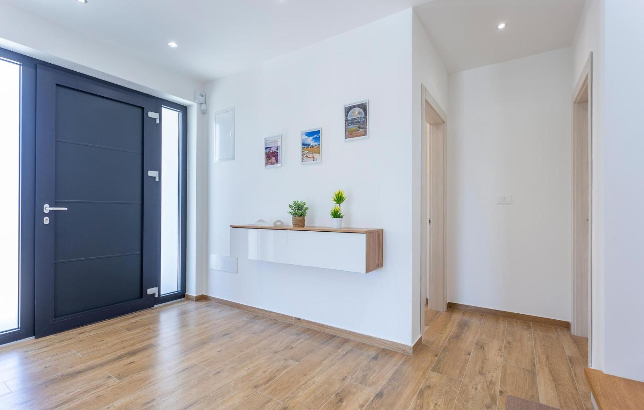 Stunning Home In Valbandon With Wifi