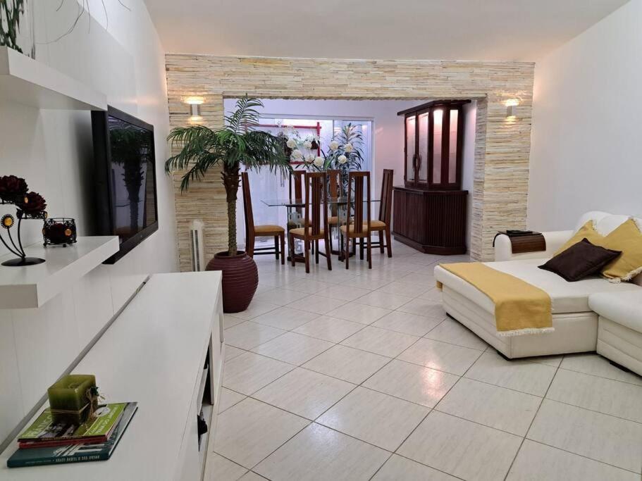 Casa familiar condomínio fechado
