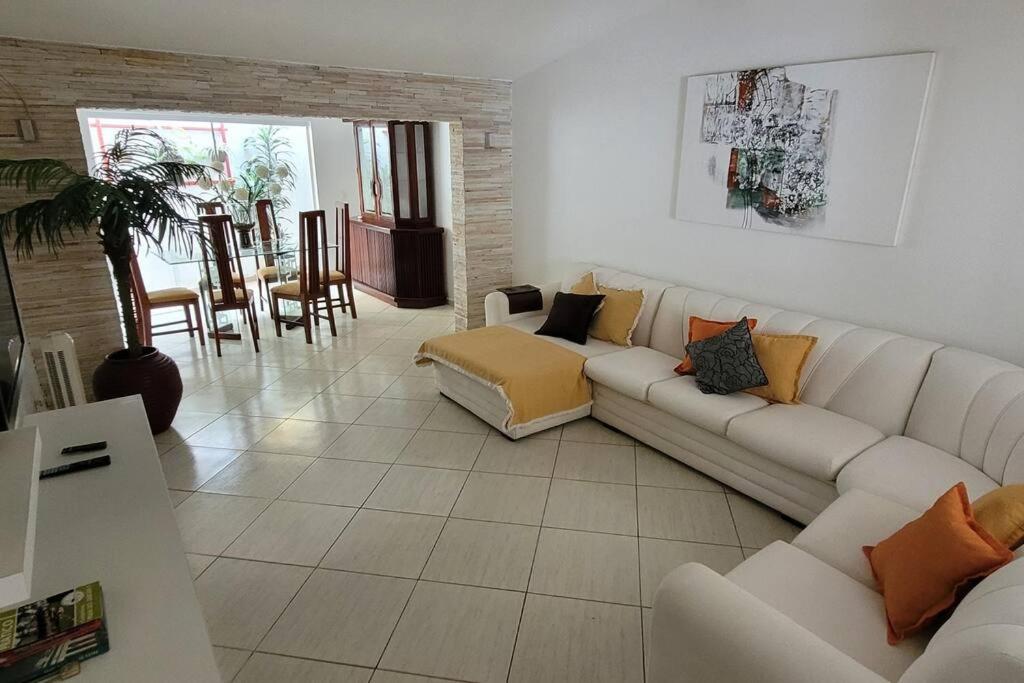 Casa familiar condomínio fechado