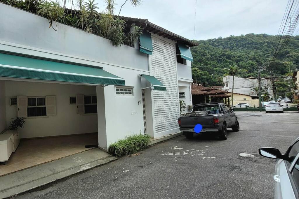 Casa familiar condomínio fechado