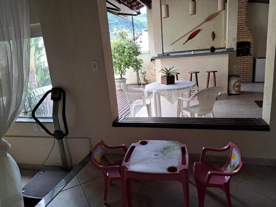 Casa familiar condomínio fechado