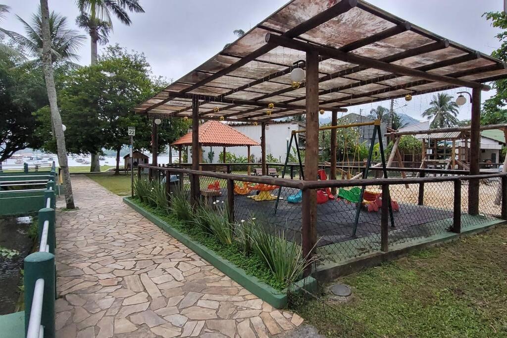 Casa familiar condomínio fechado