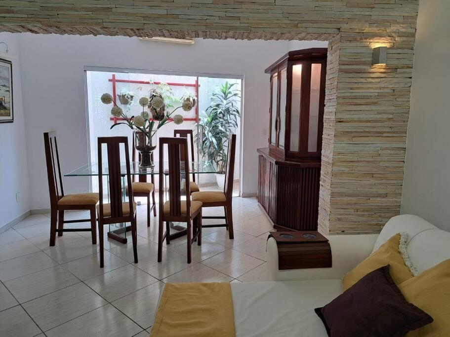 Casa familiar condomínio fechado