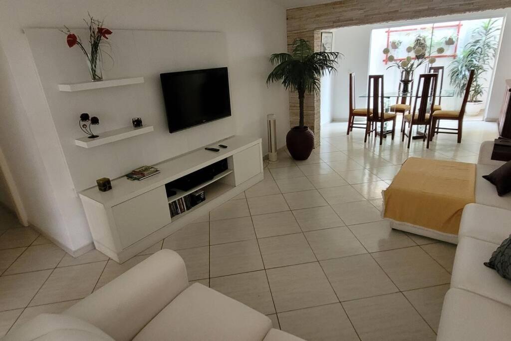 Casa familiar condomínio fechado