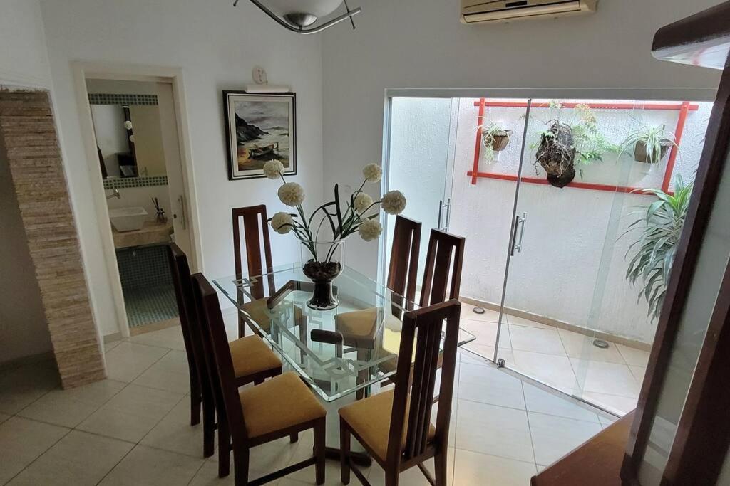 Casa familiar condomínio fechado
