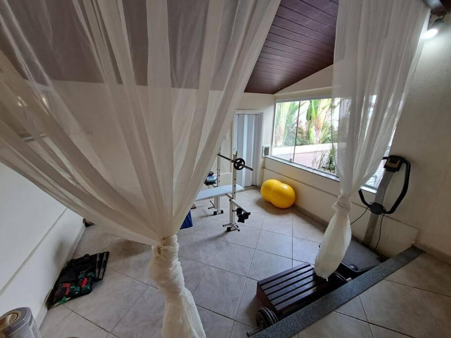 Casa familiar condomínio fechado
