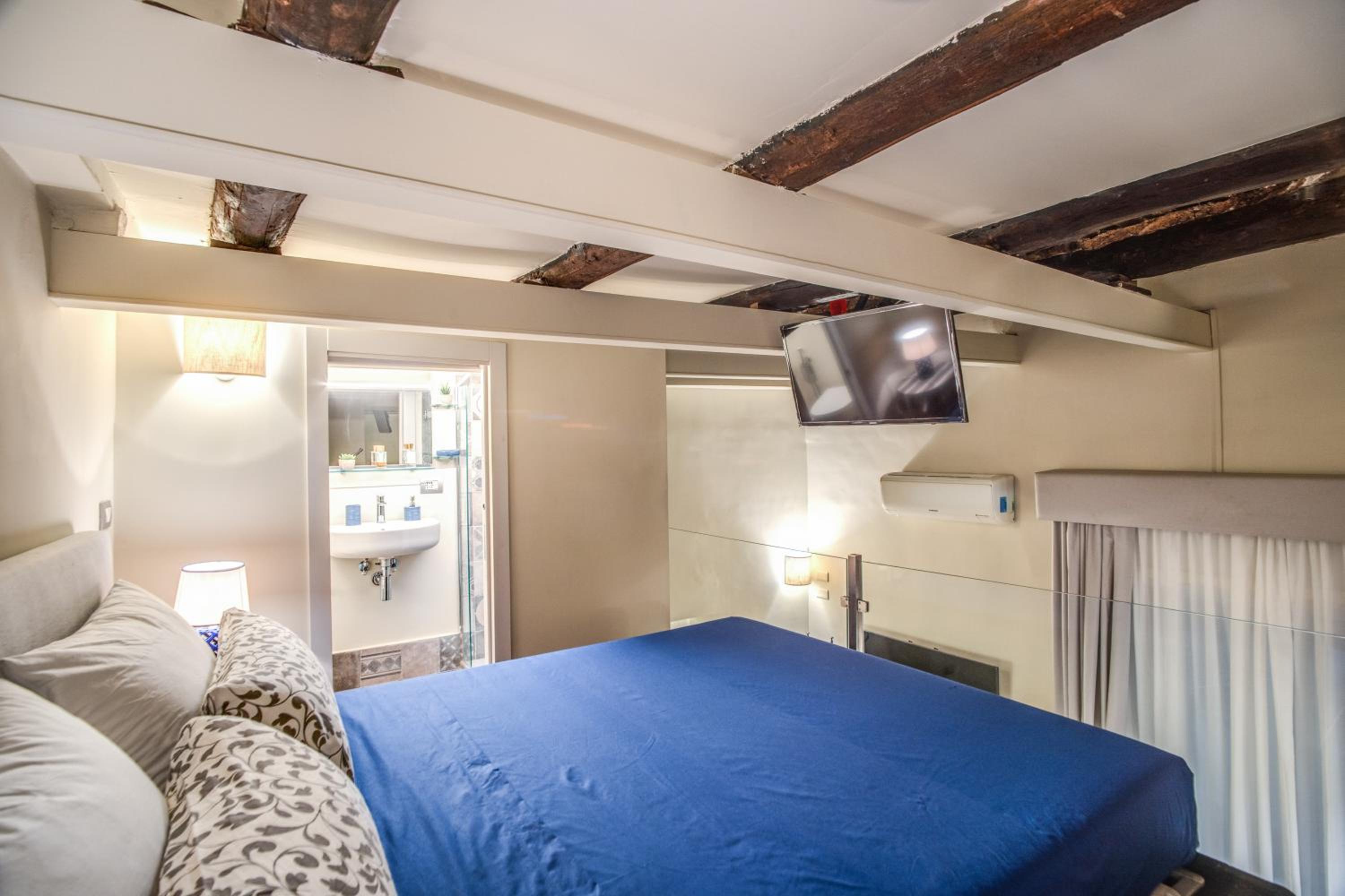 Chiaia Loft en Naples — hotel room